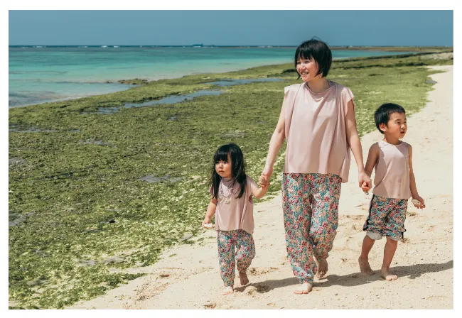 子供と手を繋いで歩く講師